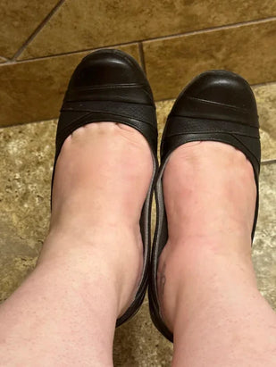 ROPA Y ZAPATOS APRETADOS